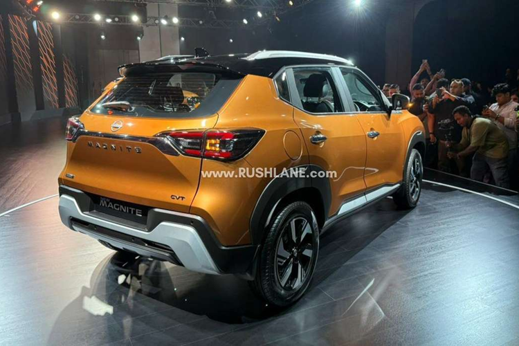 Các tính năng mới được bổ sung trên Nissan Magnite 2024 bao gồm đèn pha tự động, IRVM tự động làm mờ với thiết kế không viền, chìa khóa điều khiển từ xa mới, tính năng khởi động từ xa cũng tự động bật AC, cổng Type-C, máy ion hóa không khí, khóa và mở khóa cửa tự động dựa trên khoảng cách, đèn chiếu sáng xung quanh 4 màu.