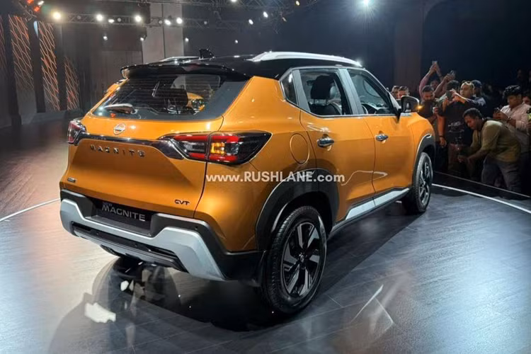 Các tính năng mới được bổ sung trên Nissan Magnite 2024 bao gồm đèn pha tự động, IRVM tự động làm mờ với thiết kế không viền, chìa khóa điều khiển từ xa mới, tính năng khởi động từ xa cũng tự động bật AC, cổng Type-C, máy ion hóa không khí, khóa và mở khóa cửa tự động dựa trên khoảng cách, đèn chiếu sáng xung quanh 4 màu.