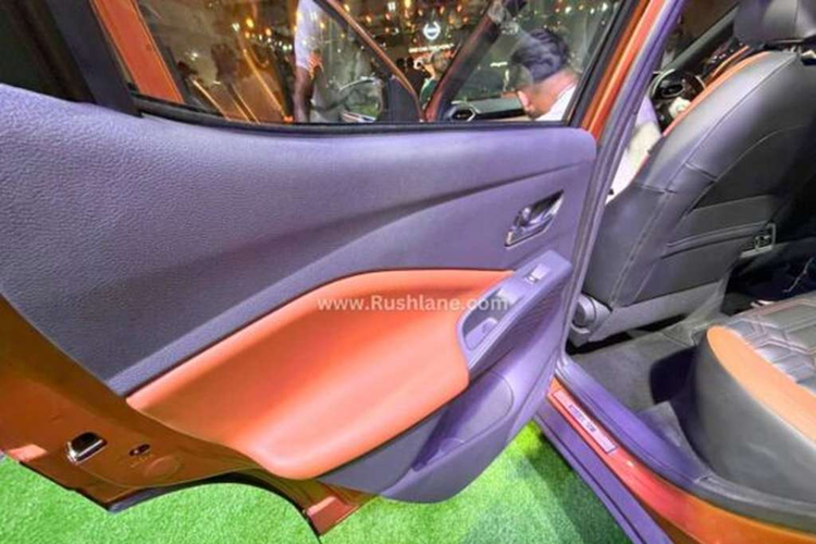 Ở phía sau, Nissan Magnite 2024 có đèn hậu LED được sửa đổi với đồ họa dạng tổ ong mới. Ngoài ra, đèn hậu hai bên còn được nối với nhau bằng một dải crôm mới, mang đến cái nhìn ấn tượng hơn. Tương tự phần đầu xe, cản sau cũng được bổ sung thêm ốp gầm màu bạc.