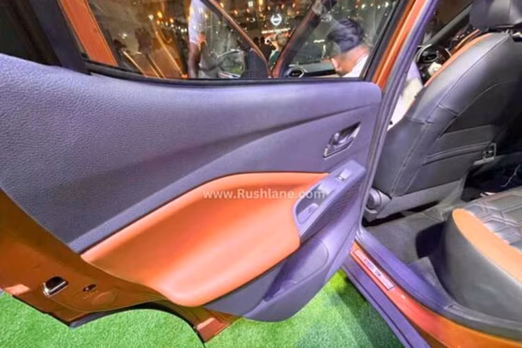 Ở phía sau, Nissan Magnite 2024 có đèn hậu LED được sửa đổi với đồ họa dạng tổ ong mới. Ngoài ra, đèn hậu hai bên còn được nối với nhau bằng một dải crôm mới, mang đến cái nhìn ấn tượng hơn. Tương tự phần đầu xe, cản sau cũng được bổ sung thêm ốp gầm màu bạc.