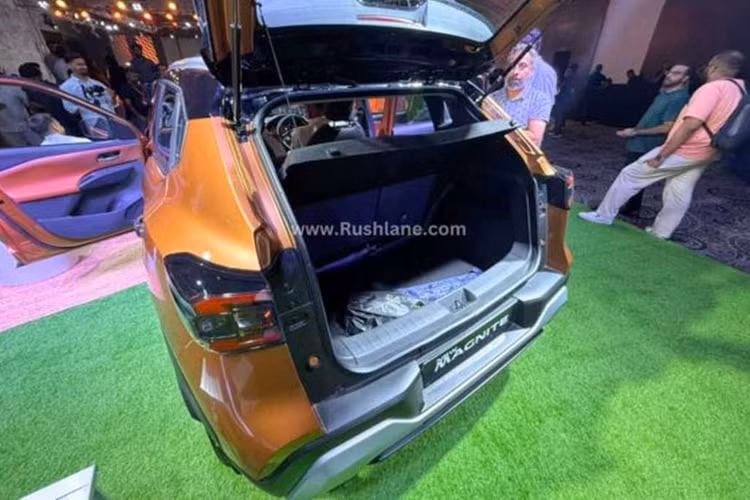 Nissan cũng đã sử dụng rộng rãi vật liệu giả da trên vô lăng, cần số, các chi tiết trên bảng điều khiển, cửa ra vào và đầu cần phanh cho Magnite 2024.