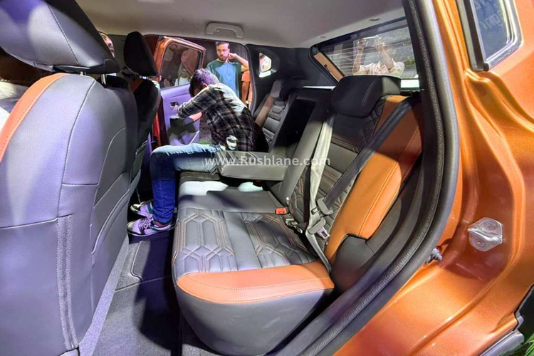 Bên trong cabin, Nissan Magnite 2024 có thay đổi lớn nhất nằm ở chủ đề nội thất tông màu cam và đen mới với nhiều họa tiết lục giác xung quanh. Bố cục tổng thể của bảng điều khiển và bảng điều khiển trung tâm vẫn được giữ nguyên với thiết kế lấy cảm hứng từ Lamborghini.