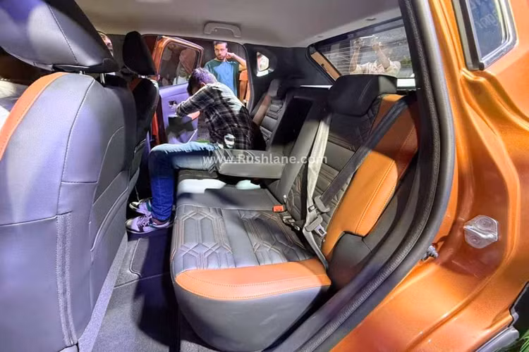 Bên trong cabin, Nissan Magnite 2024 có thay đổi lớn nhất nằm ở chủ đề nội thất tông màu cam và đen mới với nhiều họa tiết lục giác xung quanh. Bố cục tổng thể của bảng điều khiển và bảng điều khiển trung tâm vẫn được giữ nguyên với thiết kế lấy cảm hứng từ Lamborghini.