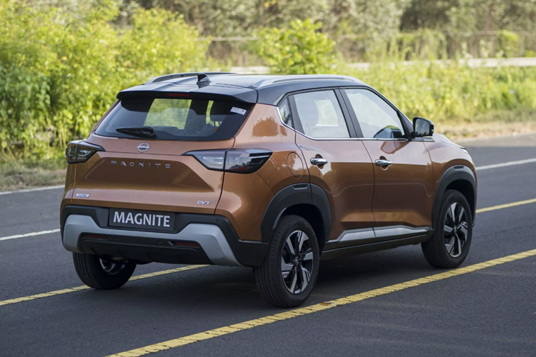 Động cơ nạp khí tự nhiên cũng có sẵn hộp số tự động EZ-Shift, trong khi phiên bản mạnh hơn cung cấp tùy chọn hộp số CVT X-Tronic. Tất cả các biến thể Nissan Magnite đều sử dụng dẫn động cầu trước. Tại Ấn Độ, giá xe Nissan Magnite 2024 bán ra chỉ từ 599.000-1.150.000 Rupee (tương đương khoảng 176 - 338 triệu đồng).