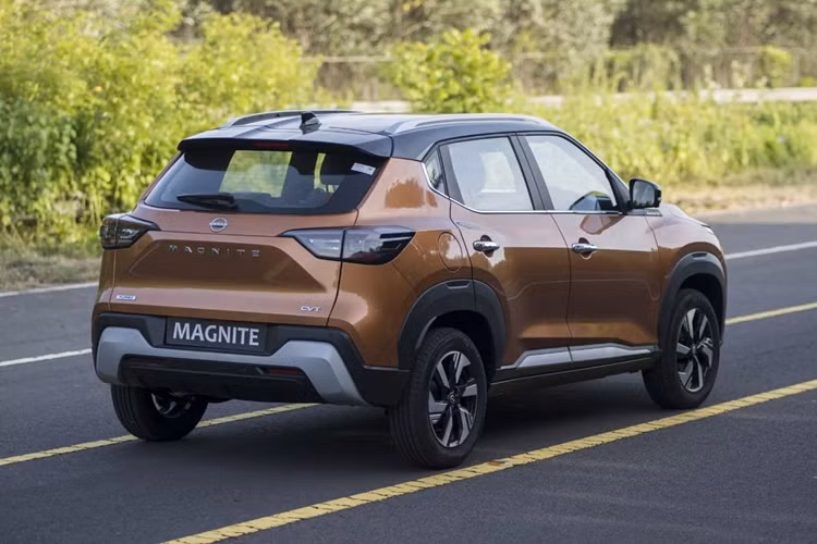 Động cơ nạp khí tự nhiên cũng có sẵn hộp số tự động EZ-Shift, trong khi phiên bản mạnh hơn cung cấp tùy chọn hộp số CVT X-Tronic. Tất cả các biến thể Nissan Magnite đều sử dụng dẫn động cầu trước. Tại Ấn Độ, giá xe Nissan Magnite 2024 bán ra chỉ từ 599.000-1.150.000 Rupee (tương đương khoảng 176 - 338 triệu đồng).