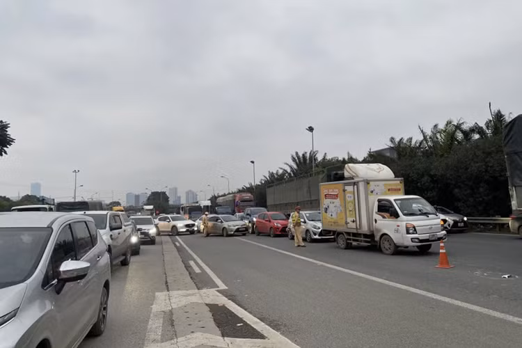 Sau khi xảy ra tai nạn, lực lượng cảnh sát giao thông Hà Nội đã có mặt tại hiện trường điều tiết giao thông, khám nghiệm hiện trường, xử lý hậu quả vụ tai nạn. Đến khoảng 18h, giao thông qua khu vực được khôi phục, các xe di chuyển dễ dàng. Lực lượng chức năng đang điều tra, làm rõ nguyên nhân tai nạn.