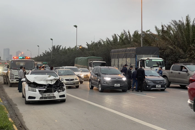 Vụ tai nạn liên hoàn khiến Đại lộ Thăng Long hướng Hà Nội - Hòa Lạc ùn tắc nghiêm trọng cả bên ngoài đường gom và đường cao tốc.