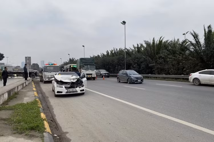 Một số người chứng kiến vụ việc cho biết chiếc xe đầu kéo di chuyển từ đường gom vào đường cao tốc đã va chạm với một ô tô con. Kế đó, xe con thứ hai đi tới và tiếp tục xảy ra va chạm.