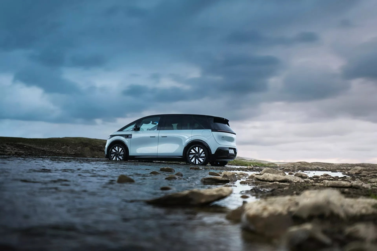 Zeekr Mix có giá khởi điểm là 279.900 nhân dân tệ (997 triệu đồng), trong khi phiên bản tầm xa có giá 299.900 nhân dân tệ (1,06 tỷ đồng). Hãng xe cho biết những khách hàng đặt mua Zeekr Mix trước ngày 30/ 11 sẽ được hưởng ưu đãi lên đến 43.000 nhân dân tệ (153 triệu đồng).