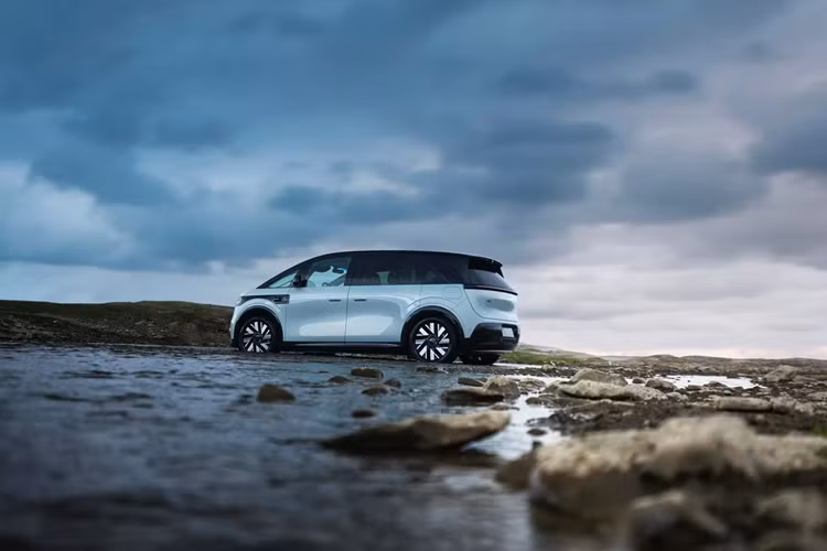 Zeekr Mix có giá khởi điểm là 279.900 nhân dân tệ (997 triệu đồng), trong khi phiên bản tầm xa có giá 299.900 nhân dân tệ (1,06 tỷ đồng). Hãng xe cho biết những khách hàng đặt mua Zeekr Mix trước ngày 30/ 11 sẽ được hưởng ưu đãi lên đến 43.000 nhân dân tệ (153 triệu đồng).