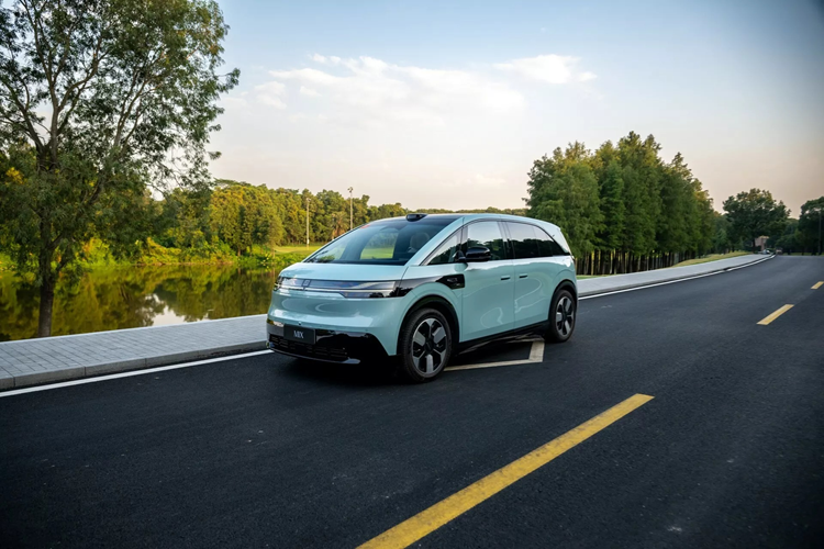 Cung cấp sức mạnh cho xe là hệ thống mô-tơ điện với công suất 416 mã lực, mô-men xoắn 440Nm, dẫn động cầu sau. Xe có 2 mức dung lượng pin là 76 kWh (tầm vận hành 550 km) và 102 kWh (tầm vận hành 700 km) tích hợp công nghệ sạc nhanh.