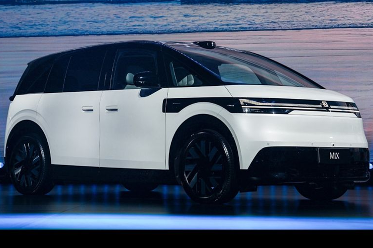 Tính thực dụng cuả mẫu xe MPV Zeekr Mix 2025 còn nằm ở hệ thống cửa trượt hai bên độc đáo. Với dạng cửa này, khách hàng trên xe dù ngồi ở bất kỳ vị trí nào cũng có thể ra vào cực kỳ dễ dàng, vì cửa xe có thể mở tối đa đến gần 1,5 m.