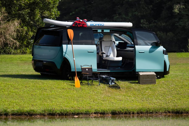 Về kích thước, MPV điện Zeekr Mix dài 4.688 mm, rộng 1.995 mm, cao 1.775 mm và chiều dài cơ sở 3.008 mm. Thiết kế phần đầu xe ngắn cho mẫu xe này sở hữu không gian nội thất rộng rãi ngang ngửa những chiếc MPV cỡ lớn, trong khi chiều dài tổng thể chỉ ngang tầm những mẫu xe cỡ trung như Toyota Innova Cross, giúp đảm bảo khả năng luồn lách linh loạt.