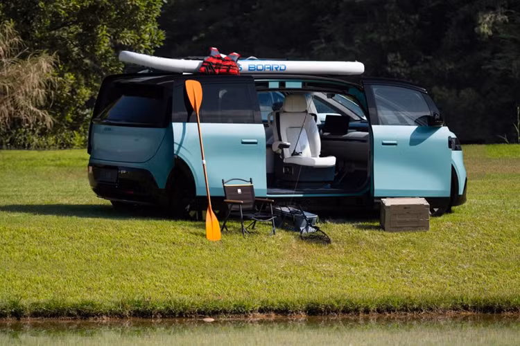 Về kích thước, MPV điện Zeekr Mix dài 4.688 mm, rộng 1.995 mm, cao 1.775 mm và chiều dài cơ sở 3.008 mm. Thiết kế phần đầu xe ngắn cho mẫu xe này sở hữu không gian nội thất rộng rãi ngang ngửa những chiếc MPV cỡ lớn, trong khi chiều dài tổng thể chỉ ngang tầm những mẫu xe cỡ trung như Toyota Innova Cross, giúp đảm bảo khả năng luồn lách linh loạt.