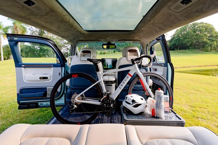 Ghế trước chỉnh điện có thể xoay 270 độ, cho phép tạo không gian trò chuyện đối diện với hàng ghế sau khi cần. Ghế được bọc da Nappa cao cấp, tích hợp sưởi, làm mát và chức năng mát-xa tạo sự thoải mái tối đa cho người sử dụng.