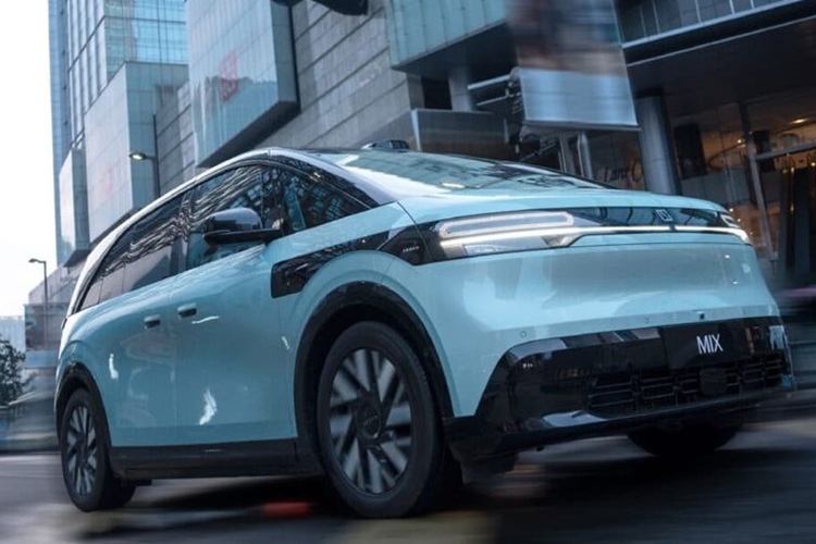 Bước vào cabin, Zeekr Mix mang đến trải nghiệm tương tự một phòng khách sang trọng. Phía trước người lái là bảng táp-lô chữ S kết hợp bảng đồng hồ kỹ thuật số 13 inch và màn hình trung tâm 15 inch, tích hợp hệ thống giải trí và công nghệ trong xe.