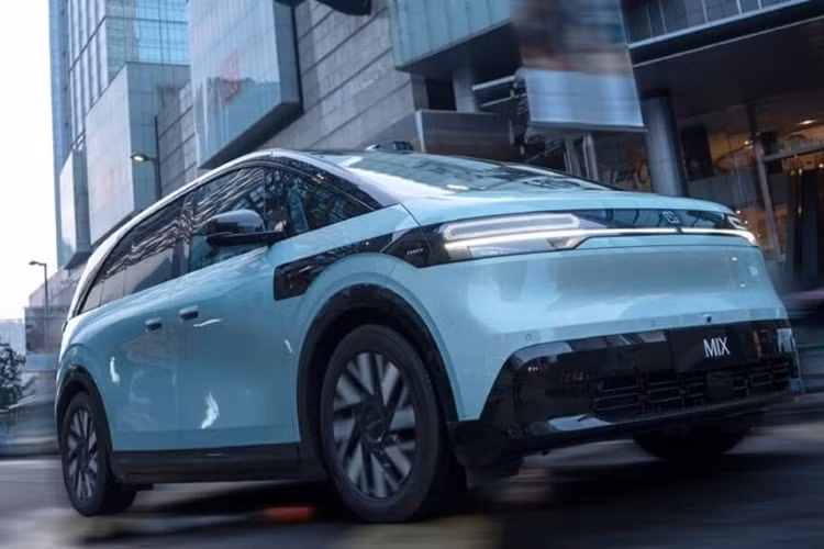 Bước vào cabin, Zeekr Mix mang đến trải nghiệm tương tự một phòng khách sang trọng. Phía trước người lái là bảng táp-lô chữ S kết hợp bảng đồng hồ kỹ thuật số 13 inch và màn hình trung tâm 15 inch, tích hợp hệ thống giải trí và công nghệ trong xe.