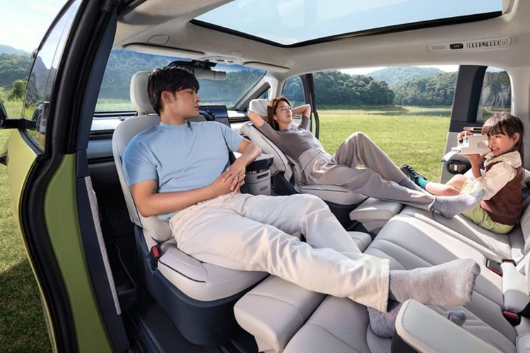 Bệ tì tay có thể di chuyển linh hoạt trên một đường ray ở chính giữa xe. Khi mở rộng, chi tiết này có thể biến thành một chiếc bàn ăn phục vụ cho 4 người. Ngoài ra, xe cũng có cả một chiếc tủ lạnh mini. Những trang bị đáng chú ý khác gồm: Tựa chân chỉnh điện, trần bọc vi sợi, dàn 21 loa giải trí, bàn sạc điện thoại không dây 50W, máy phun nước hoa và khoang hành lý 568 lít có ổ điện 220V.