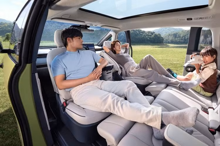 Bệ tì tay có thể di chuyển linh hoạt trên một đường ray ở chính giữa xe. Khi mở rộng, chi tiết này có thể biến thành một chiếc bàn ăn phục vụ cho 4 người. Ngoài ra, xe cũng có cả một chiếc tủ lạnh mini. Những trang bị đáng chú ý khác gồm: Tựa chân chỉnh điện, trần bọc vi sợi, dàn 21 loa giải trí, bàn sạc điện thoại không dây 50W, máy phun nước hoa và khoang hành lý 568 lít có ổ điện 220V.