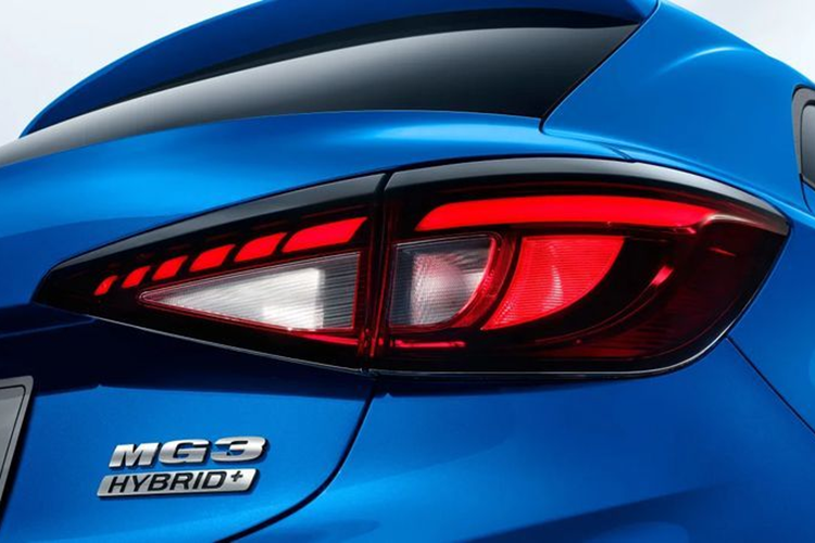 Đi kèm với đó là cụm pin 1,83 kWh và hộp số tự động 3 cấp. Theo kết quả thử nghiệm, MG3 tăng tốc từ 0-100 km/h trong 8 giây. Mức tiêu thụ nhiên liệu mức 4,4 lít/100 km trên đường hỗn hợp và thải CO2 mức 100 g/km.