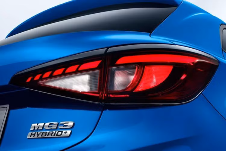 Đi kèm với đó là cụm pin 1,83 kWh và hộp số tự động 3 cấp. Theo kết quả thử nghiệm, MG3 tăng tốc từ 0-100 km/h trong 8 giây. Mức tiêu thụ nhiên liệu mức 4,4 lít/100 km trên đường hỗn hợp và thải CO2 mức 100 g/km.