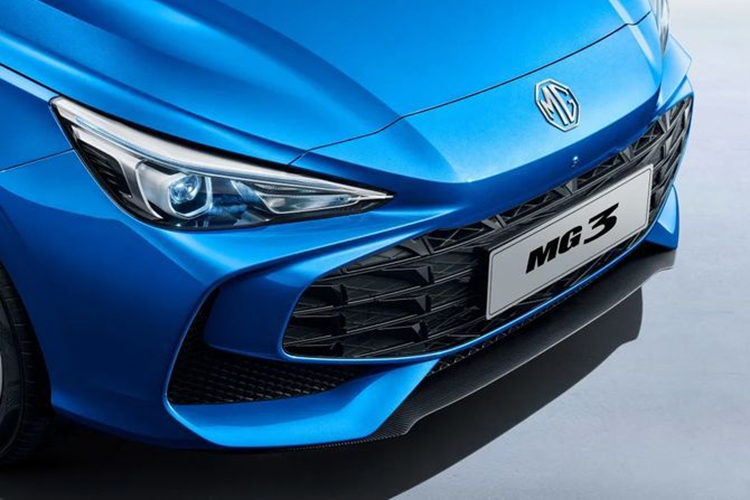 Một số trang bị ngoại thất đáng chú ý của mẫu xe MG3 thế hệ mới bao gồm đèn pha LED tự động, đèn hậu LED, đèn phanh LED, đèn sương mù phía sau, gương bên gập/chỉnh điệngạt mưa tự động, gạt mưa phía sau, mâm hợp kim 16 inch.
