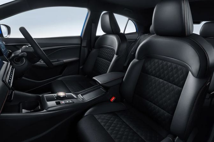 Nội thất xe nổi bật với bảng đồng hồ kỹ thuật số 7 inch và màn hình cảm ứng trung tâm 10,25 inch tiêu chuẩn, hỗ trợ kết nối Android Auto/Apple CarPlay. Vô-lăng tích hợp phím chức năng, cần số dạng núm xoay. Ghế bọc da với chỉ khâu màu tương phản và trang trí với họa tiết kim cương, ghế trước chỉnh điện đa hướng.