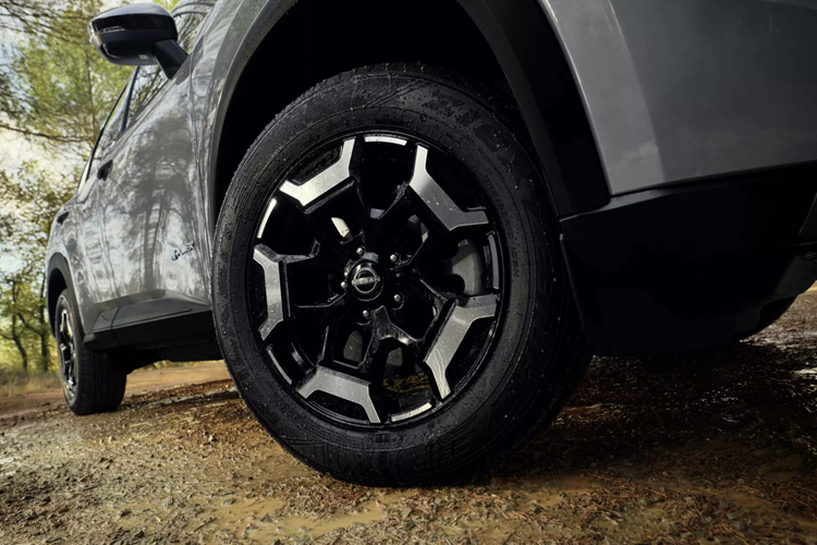 Xe vận hành bằng động cơ xăng 4 xi-lanh, dung tích 2.5L, cho công suất tối đa 181 mã lực và mô-men xoắn cực đại 244 Nm. Kết hợp với hộp số tự động biến thiên vô cấp CVT, hệ dẫn động cầu trước hoặc 4 bánh toàn thời gian AWD (hãng gọi là 4WD), xe hứa hẹn sẽ mang lại trải nghiệm lái đầy phấn khích.