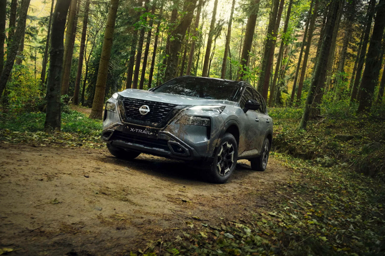 Viền mới quanh đèn sương mù LED trên cản trước tạo nên một diện mạo hầm hố, cùng với đó là các chi tiết sơn màu nòng súng ở ốp cản trước và sau, trong khi ốp gương chiếu hậu và baga nóc được sơn màu đen bóng.