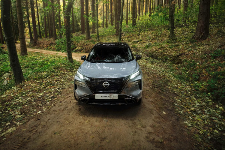 Tuy nhiên phải đến thời điểm hiện tại, tức là sau khoảng 5 năm, thì N-Trek mới xuất hiện trở lại vì X-Trail thế hệ thứ 4 cũng chỉ vừa bán ra lần đầu ở quốc gia này từ tháng 5/2022. X-Trail N-Trek 2024 thu hút ngay từ cái nhìn đầu tiên với bộ lưới tản nhiệt màu tối, thay thế cho phiên bản mạ chrome ở các mẫu xe khác.