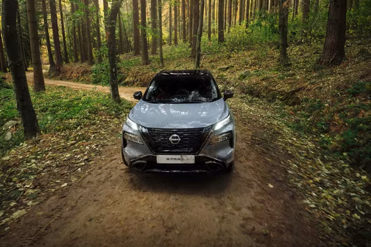 Tuy nhiên phải đến thời điểm hiện tại, tức là sau khoảng 5 năm, thì N-Trek mới xuất hiện trở lại vì X-Trail thế hệ thứ 4 cũng chỉ vừa bán ra lần đầu ở quốc gia này từ tháng 5/2022. X-Trail N-Trek 2024 thu hút ngay từ cái nhìn đầu tiên với bộ lưới tản nhiệt màu tối, thay thế cho phiên bản mạ chrome ở các mẫu xe khác.