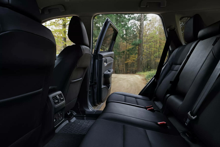 Để tăng thêm vẻ đẹp mạnh mẽ, xe được trang bị một bộ mâm hợp kim 18 inch mới, dành riêng cho phiên bản N-Trek. Khách hàng có thể lựa chọn một trong các màu sơn ngoại thất gồm xám Gun Metallic, bạc Champagne Silver, be Ivory Pearl, đen Diamond Black và xám Ceramic Grey.