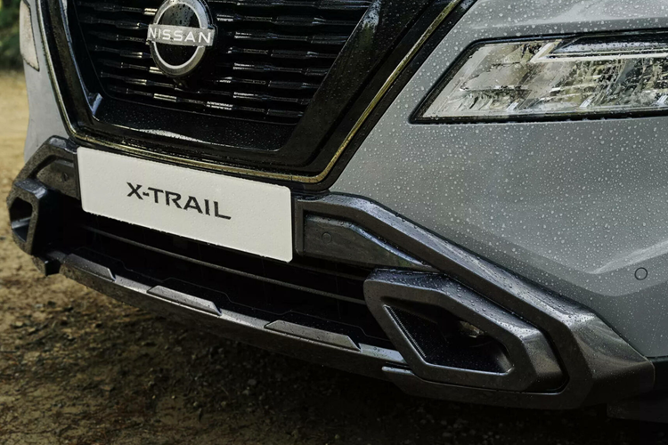 Trong khoang nội thất của X-Trail N-Trek 2024 là một không gian tiện nghi với hệ thống ghế ngồi bọc da tổng hợp mới, có khả năng chống thấm nước, giúp người dùng thoải mái sau những hoạt động ngoài trời. Xe cũng cung cấp lựa chọn cấu hình 5 hoặc 7 chỗ, phù hợp với nhu cầu sử dụng đa dạng của khách hàng.