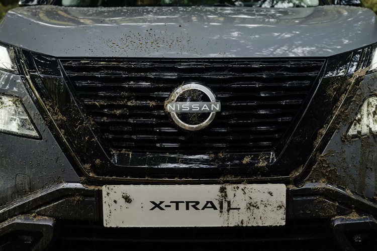 Bên cạnh đó, các màu như Ivory Pearl, Champagne Silver và Ceramic Grey có thể kết hợp với nóc đen tạo nên diện mạo 2 tông màu ấn tượng hơn cho xe.