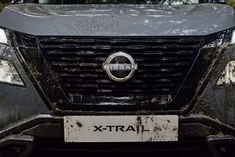 Bên cạnh đó, các màu như Ivory Pearl, Champagne Silver và Ceramic Grey có thể kết hợp với nóc đen tạo nên diện mạo 2 tông màu ấn tượng hơn cho xe.