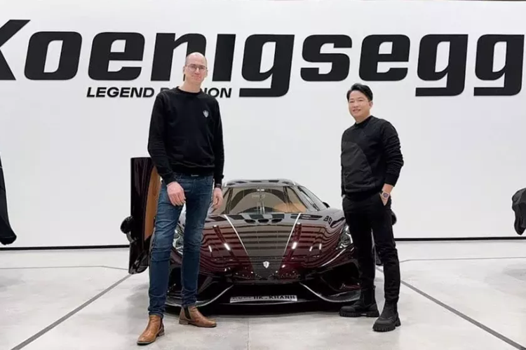Sau gần 2 năm phải để siêu xe Koenigsegg Regera triệu đô tại trời Tây để sửa chữa, đại gia Hoàng Kim Khánh đã gặp lại bom tấn của mình, khi bay sang Thụy Điển, đến đại bản doanh của Koenigsegg để nhận bàn giao chiếc xe Regera này.