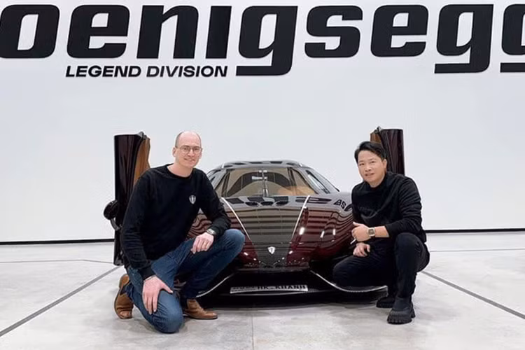 Đây chắc chắn là siêu xe duy nhất mà chủ nhân lái xe ở 3 nước đó là Việt Nam, Campuchia và Thụy Điển, hiện giới mê xe đang rất là mong chờ việc siêu phẩm Koenigsegg Regera sẽ sớm tái nhập về Campuchia trước khi được làm thủ tục để vào Việt Nam.