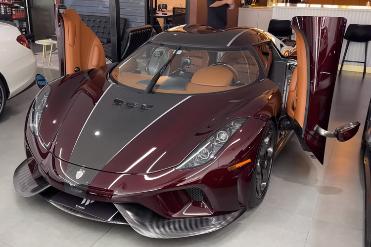 Trong đó, có khoảnh khắc quay lại, Hoàng Kim Khánh đã lái chiếc siêu xe triệu đô Koenigsegg Regera của mình trên con đường băng đủ để đại gia Việt đạp lút ga chiếc xe megacar.