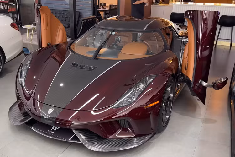 Trong đó, có khoảnh khắc quay lại, Hoàng Kim Khánh đã lái chiếc siêu xe triệu đô Koenigsegg Regera của mình trên con đường băng đủ để đại gia Việt đạp lút ga chiếc xe megacar.