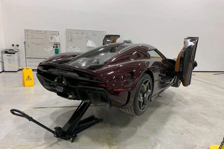 Koenigsegg Regera không có hộp số, thay vào đó, hãng siêu xe Thụy Điển sẽ sử dụng cơ cấu truyền động trực tiếp Direct Drive cho mẫu megacar Regera của mình để giúp xe có khả năng tăng tốc từ vị trí xuất phát lên 100 km/h trong thời gian 2,8 giây trước khi đạt vận tốc tối đa 400 km/h.