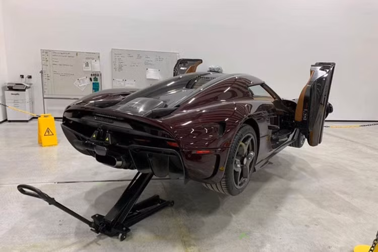 Koenigsegg Regera không có hộp số, thay vào đó, hãng siêu xe Thụy Điển sẽ sử dụng cơ cấu truyền động trực tiếp Direct Drive cho mẫu megacar Regera của mình để giúp xe có khả năng tăng tốc từ vị trí xuất phát lên 100 km/h trong thời gian 2,8 giây trước khi đạt vận tốc tối đa 400 km/h.