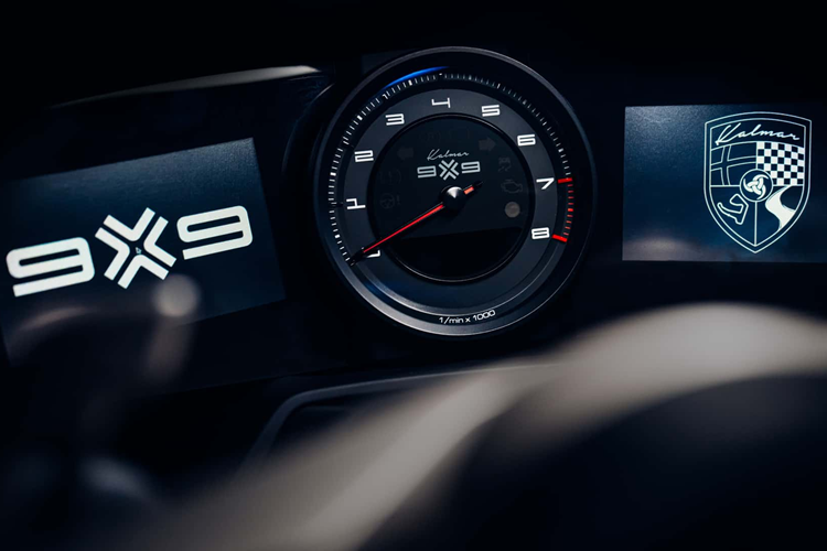 Ngoài ra, Kalmar sẽ chế tạo một chiếc Sport 9×9 với công suất 650 mã lực và hộp số sàn 7 cấp. Hơn nữa, khách hàng cũng có thể lựa chọn phiên bản 9×9 Leichtbau – Một phiên bản nhẹ với hộp số 6 cấp và động cơ 4,0 lít hút khí tự nhiên chỉ dẫn động cầu sau. Hiện thương hiệu chưa công bố mức công suất của hiếc xe này nhưng Kalmar cho biết Leichtbau nặng 1250 kg.