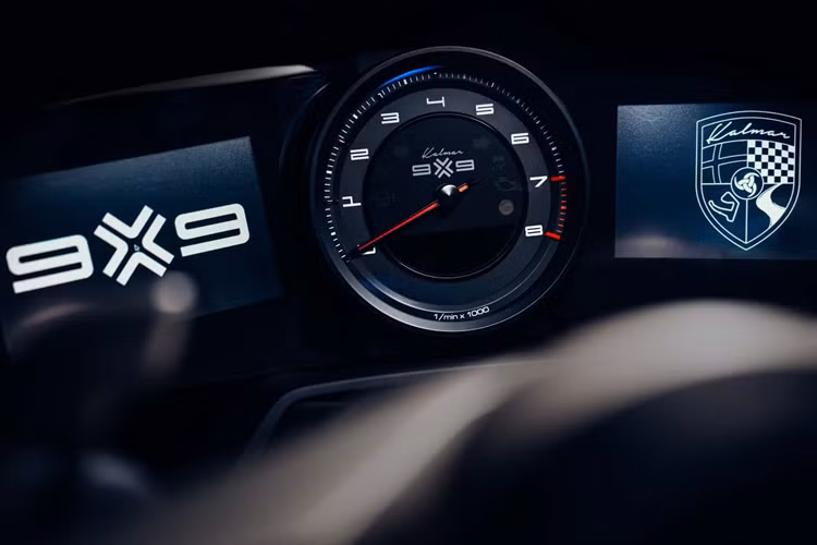 Ngoài ra, Kalmar sẽ chế tạo một chiếc Sport 9×9 với công suất 650 mã lực và hộp số sàn 7 cấp. Hơn nữa, khách hàng cũng có thể lựa chọn phiên bản 9×9 Leichtbau – Một phiên bản nhẹ với hộp số 6 cấp và động cơ 4,0 lít hút khí tự nhiên chỉ dẫn động cầu sau. Hiện thương hiệu chưa công bố mức công suất của hiếc xe này nhưng Kalmar cho biết Leichtbau nặng 1250 kg.