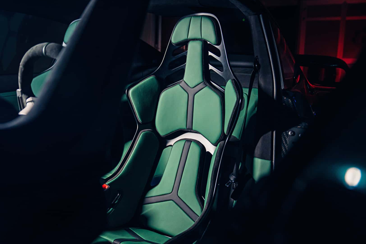 Ở tất cả các phiên bản 9×9 đều được trang bị phần thân xe được làm hoàn toàn bằng sợi carbon kết hợp cùng hệ thống treo thanh đẩy xương đòn kép đặt riêng với bộ giảm chấn thích ứng và hệ thống lái bánh sau. Mẫu xe cũng được trang bị hệ thống phanh titan in 3D với đĩa gốm kết hợp với bộ mâm xe magiê.