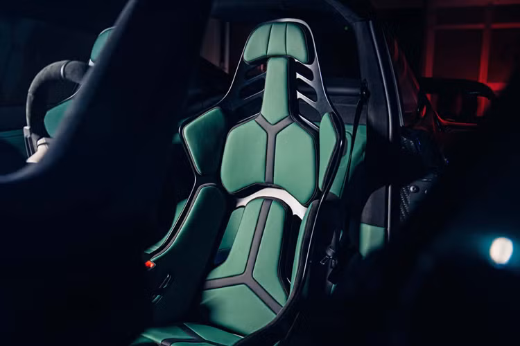 Ở tất cả các phiên bản 9×9 đều được trang bị phần thân xe được làm hoàn toàn bằng sợi carbon kết hợp cùng hệ thống treo thanh đẩy xương đòn kép đặt riêng với bộ giảm chấn thích ứng và hệ thống lái bánh sau. Mẫu xe cũng được trang bị hệ thống phanh titan in 3D với đĩa gốm kết hợp với bộ mâm xe magiê.