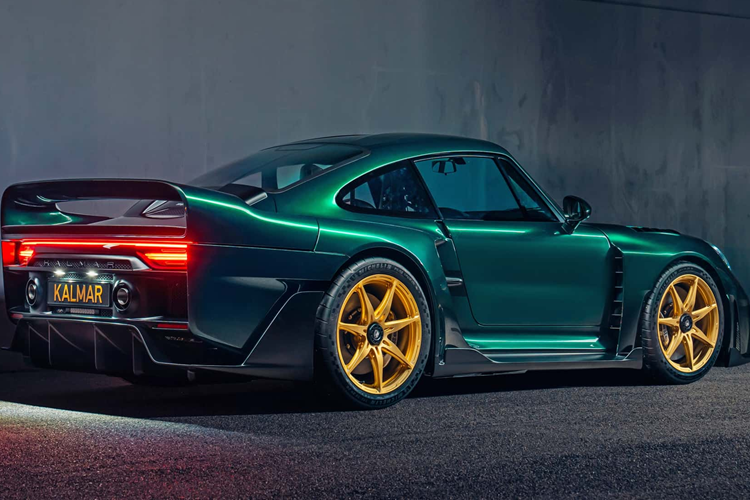 Mục tiêu chính của 9×9 là tạo ra trải nghiệm lái tuyệt vời, do đó xe không được trang bị hệ thống thông tin giải trí hay thậm chí là radio. Mẫu xe được trang bị màn hình LCD hiển thị cho người lái và có một bộ khung chống lật được tích hợp vào buồng lái.