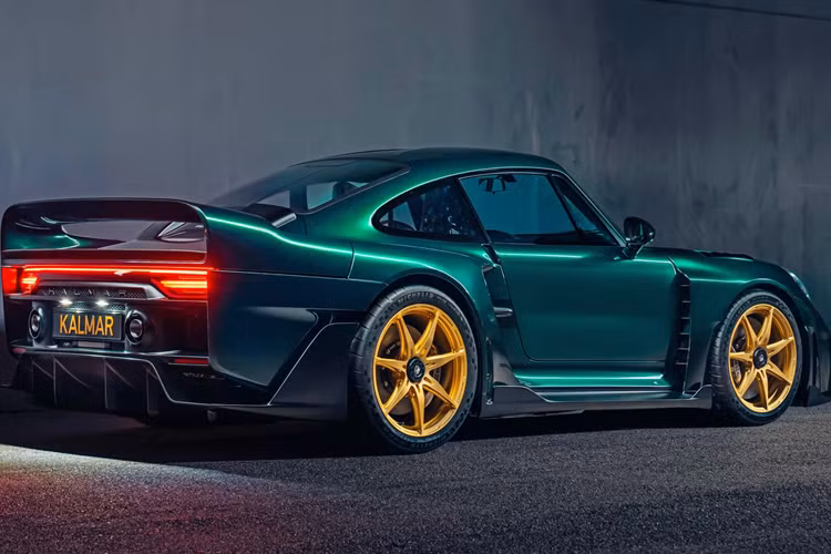 Mục tiêu chính của 9×9 là tạo ra trải nghiệm lái tuyệt vời, do đó xe không được trang bị hệ thống thông tin giải trí hay thậm chí là radio. Mẫu xe được trang bị màn hình LCD hiển thị cho người lái và có một bộ khung chống lật được tích hợp vào buồng lái.