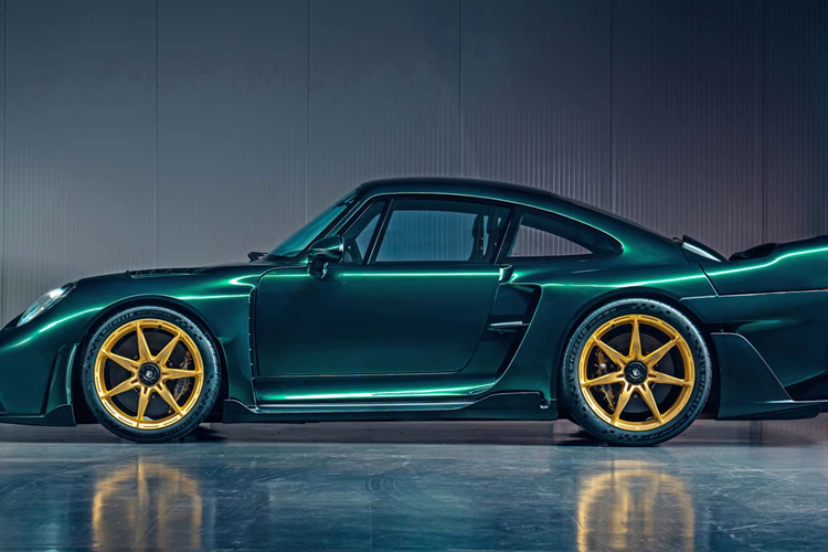 Điểm ấn tượng về thiết kế chính là tính khí động học và đội ngũ thiết kế đã thành công trong việc tạo ra sự cân bằng tốt giữa phong cách cổ điển với lực ép đủ để tạo độ bám khi xe vận hành ở tốc độ cao. Bên trong nội thất, mẫu xe được trang bị cấu hình hai chỗ ngồi và phối màu theo phong cách phù hợp.