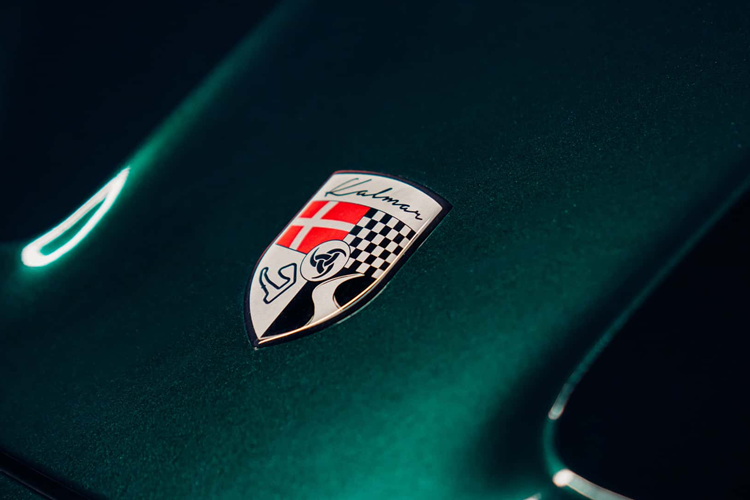 Tất cả những “tinh hoa” của thương hiệu đều được đưa vào mẫu 9×9, được phát triển trong suốt quá trình vài năm và được ra mắt chính thức tại The Quail trong Tuần lễ xe hơi Monterey.