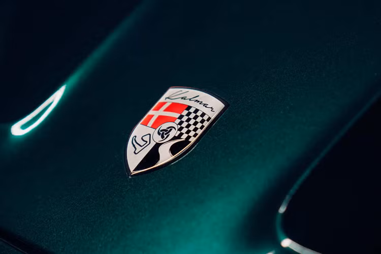 Tất cả những “tinh hoa” của thương hiệu đều được đưa vào mẫu 9×9, được phát triển trong suốt quá trình vài năm và được ra mắt chính thức tại The Quail trong Tuần lễ xe hơi Monterey.